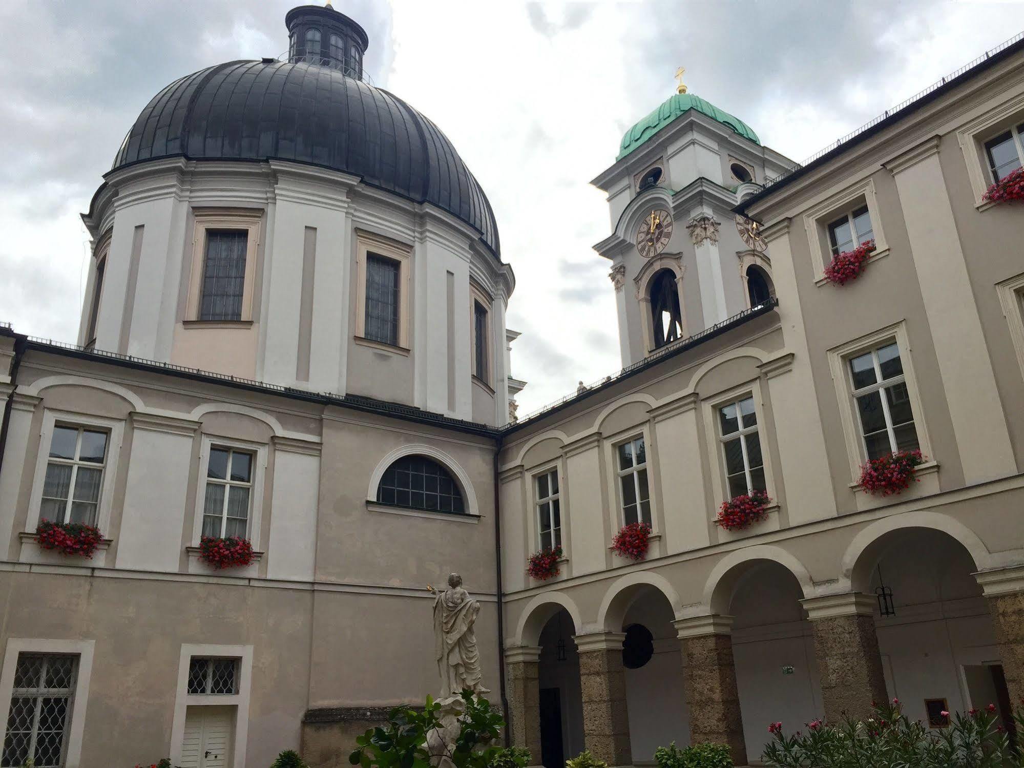 Gaestehaus Im Priesterseminar Salzburg Hotel Luaran gambar